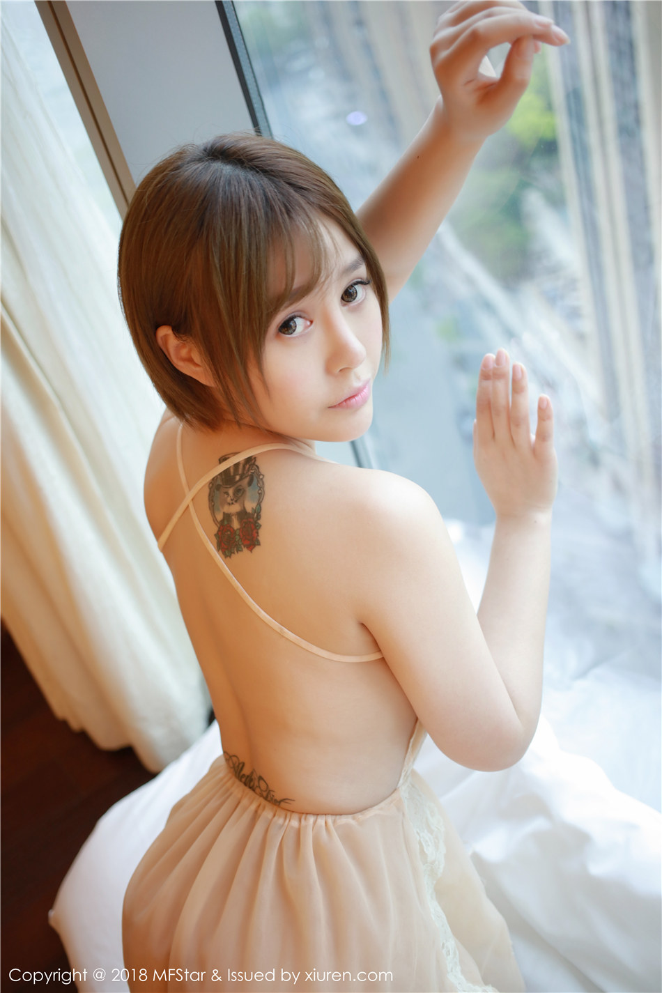 短发纹身少女Evelyn艾莉丰胸肥臀性感诱惑私房人体写真